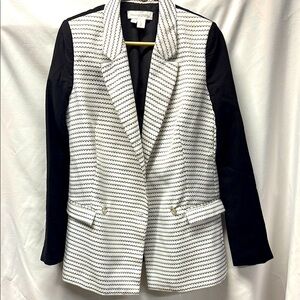 🧣 Finders Keepers Women's Black and White  Blazer